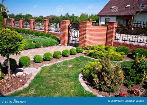 Front Garden Of House Stock Photos - Image: 25269083