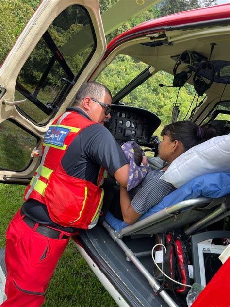 Helicóptero trasladó al hospital a mamá que tuvo a su bebé en una