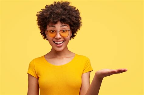 Foto Horizontal De Mulher Negra Feliz Tons Da Moda Cabelo Crespo