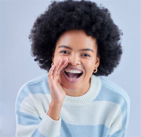 Anuncio De Retrato Y Mujer Negra Gritando Secreto En Estudio Aislada En