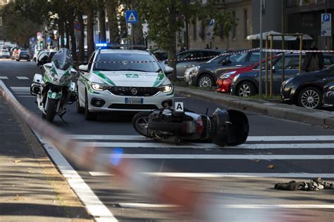 Salerno Incidente A Capaccio Paestum Frontale Auto Scooter Morto Un