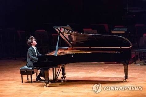 한국인 최초 쇼팽 콩쿠르 1위 조성진의 연주 매일경제