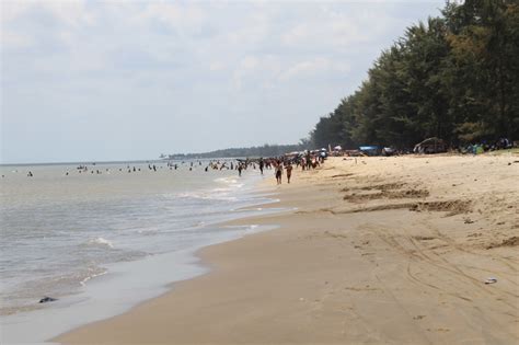 Pantai Batakan Wisata Pantai Dengan Perbukitan Yang Indah Di Kalimantan