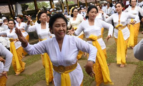 Bhakti Penganyar Kota Denpasar Di Pura Mandhara Giri Semeru Agung