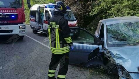 Incidente Stradale Un Ferito Estratto Dalle Lamiere Dai Vigili Del