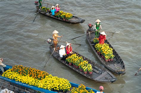 Adegan Jual Beli Barang Di Pasar Terapung Dengan Perahu Ramai Membawa