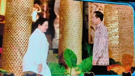 Jabat Tangan Dan Senyum Semringah Jokowi Bertemu Puan Maharani Jelang