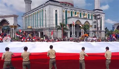 Bendera Merah Putih Raksasa Terbentang Di Simpang Empat Lembuswana