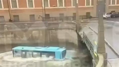 Video Un Autobuz A C Zut De Pe Un Pod N Sankt Petersburg Trei