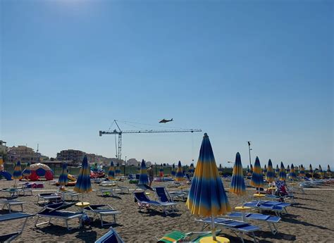 Ladispoli Malore In Acqua Donna Salvata Dal Bagnino