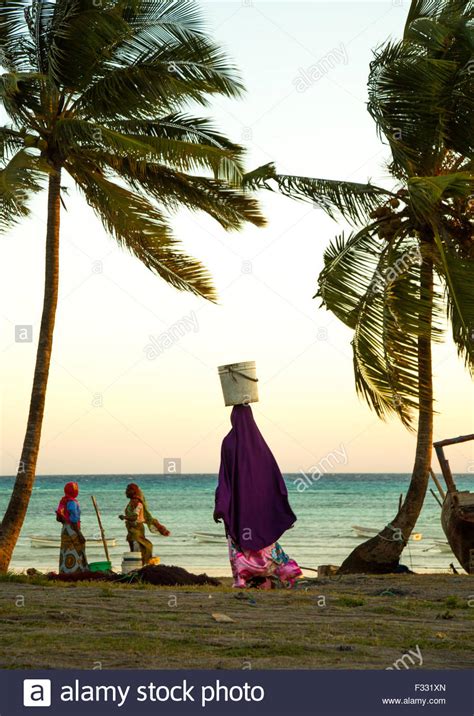 Women Carrying Sand On Their Heads Hi Res Stock Photography And Images