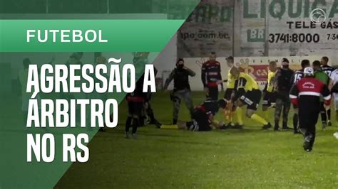 Árbitro desmaia após jogador o agredir chute na cabeça no RS YouTube