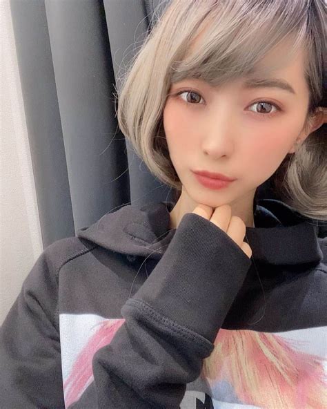 スカイmkさんのインスタグラム写真 スカイmkinstagram「イメチェンした🥰バイバイ髪の毛👋 初のハイトーンボブ😳 ️ 30