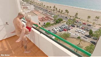 Sexo en el balcón con vista a la playa mamada al aire libre con semen en las tetas XVIDEOS
