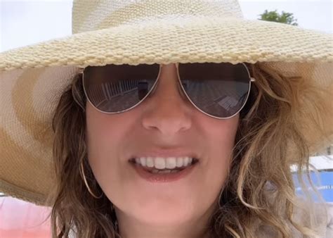Saskia Thuot Est Resplendissante En Bikini Rose Bonbon