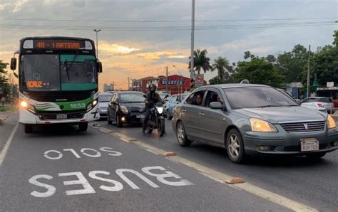 Multan a 18 automovilistas por invadir carril único en la exTranschaco