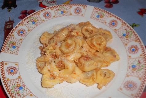 Reteta Tortellini Cu Carne In Sos De Ceapa Si Usturoi