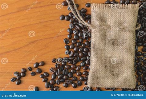 Granos De La Harpillera Y De Caf En La Tabla De Madera Vieja Imagen De