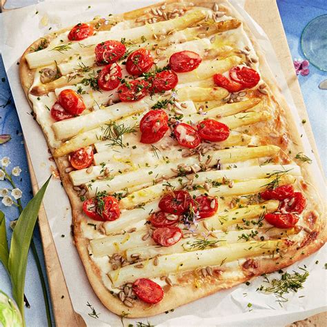 Flammkuchen mit weißem Spargel Tomaten und Creme fraiche Rezept