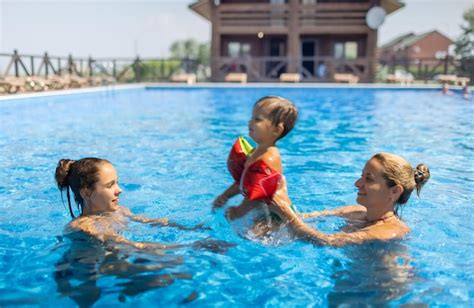 Maman Joue Avec Sa Fille Et Son Petit Fils En Manchettes Dans La