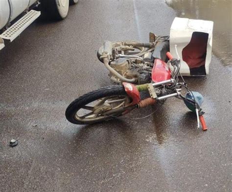 El Pavimento Estaba Mojado Motociclista Derrapa Y Se Impacta Contra Un