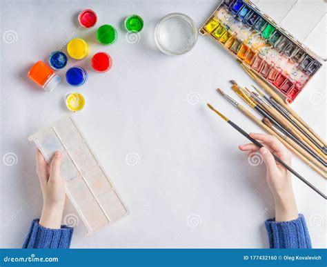 Pintura De Menina Tintas Coloridas Em Um Jornal Branco De Fundo