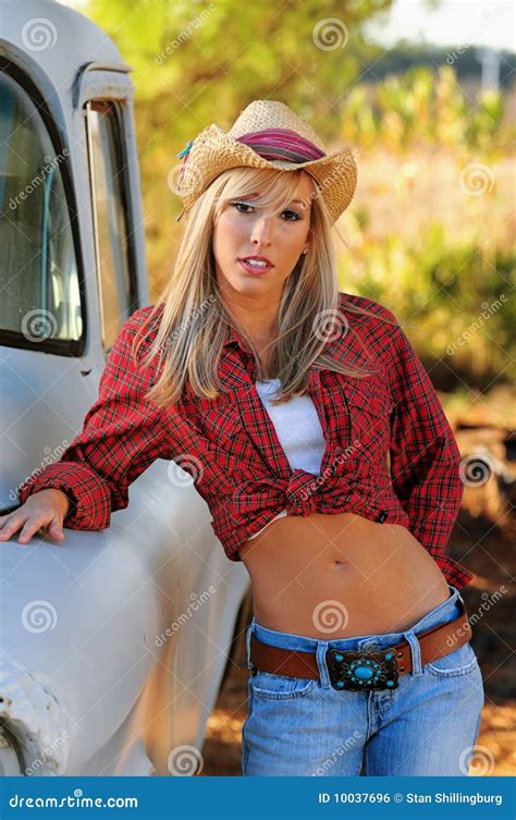 Fille Blonde De Pays Dans Le Chapeau Et Des Jeans Photo Stock Image Du Jeans Yeux