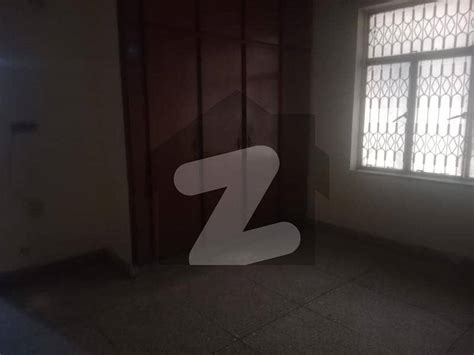 10 Marla Lower Portion In Allama Iqbal Town Is Available For Rent