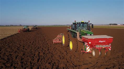 600ch au semis de blé en Vendée 3x John Deere Combiné de 6m et 2x