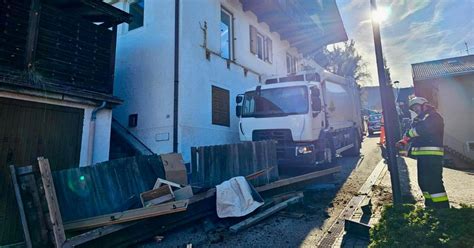 Manovra Sbagliata Il Netturbino Gli Porta Via Il Balcone