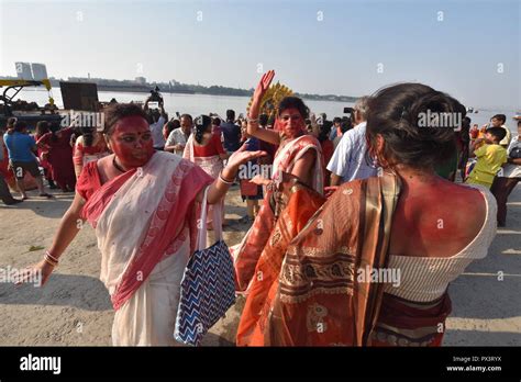 Kolkata India 19th October 2018 Dancing Devotees At The Durga Idol