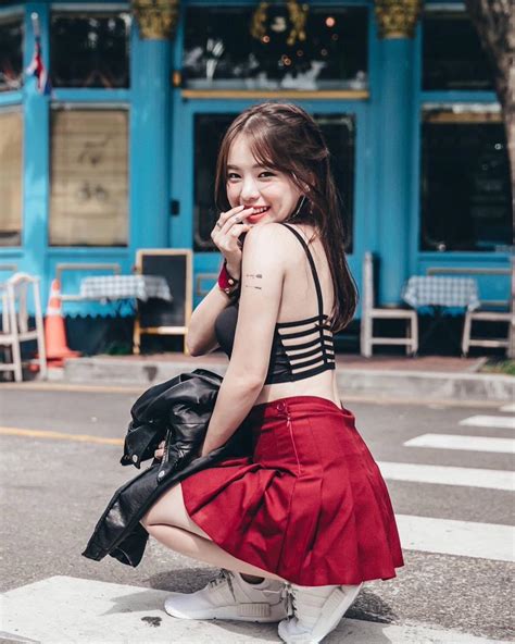 Xôn xao vơi thân hinh nuôt na cua nư streamer kiêm ngươi mâu nôi y hot nhât Han