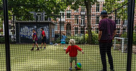 In Amsterdam Oud West Drijft Een Voetbalkooi De Buurt Uit Elkaar Het