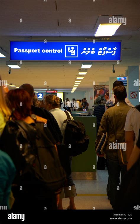 El Control De Pasaportes En El Aeropuerto Fotografía De Stock Alamy