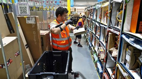 Amazon Busca Mozos De Almac N Por Euros Al Mes Para Su Centro