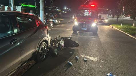 Jovem fica ferida após bater moto na traseira de veículo estacionado em