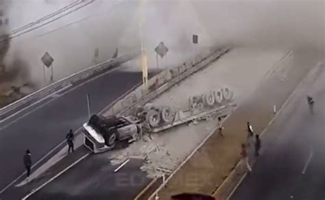 Video As Volc Tr Iler De Cemento En La Carretera M Xico Veracruz A