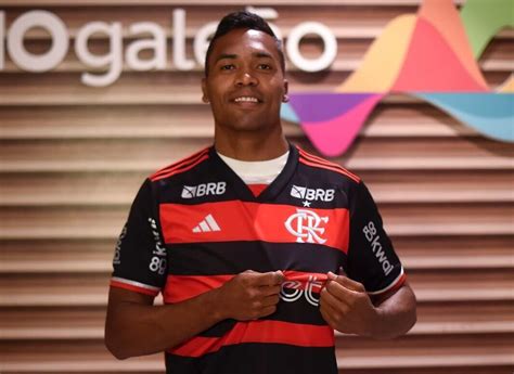 Flamengo Chega Marca De Oito Contrata Es Em