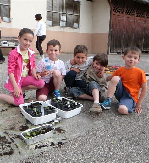 Peyrieu Les Enfants Jardinent Dans La Cour De L Cole