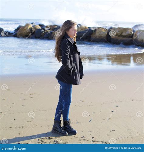 Portrait De Fille Songeuse Se Sentant Triste En Hiver Devant La Plage