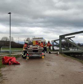 Th Person In Gew Sser Feuerwehr Teningen