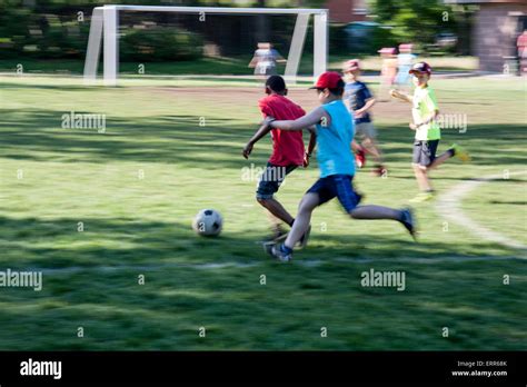 Bambino Che Calcia Un Pallone Da Calcio Immagini E Fotografie Stock Ad