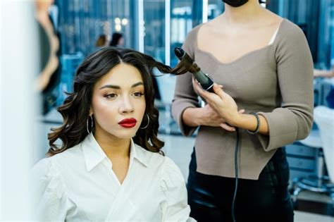 Premium Photo Beautiful Brunette Woman In A Beauty Salon