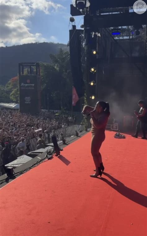 Foto Preta Gil Usa Vestido Marrom Coladinho E Bota De Salto Alto Que