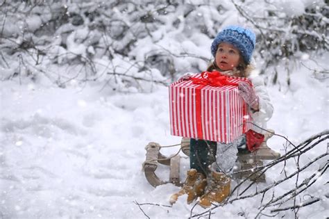 Un Cuento De Hadas De Invierno Una Joven Madre Y Su Hija Montan Un