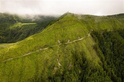 Incr Vel Paisagem Montanhosa Rvores Verdes Exuberantes Nos A Ores