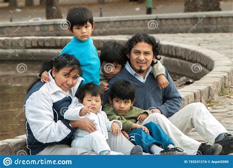 Familia Latina Sentada En La Calle Foto De Archivo Imagen De Muchacha Cabrito