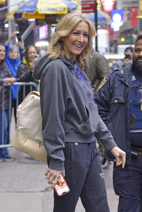 Gmas Lara Spencer Suffers Wardrobe Malfunction And Admits To Chaotic