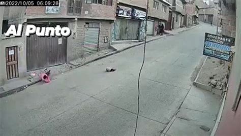 Video Cámara de seguridad capta el momento cuando un vehículo