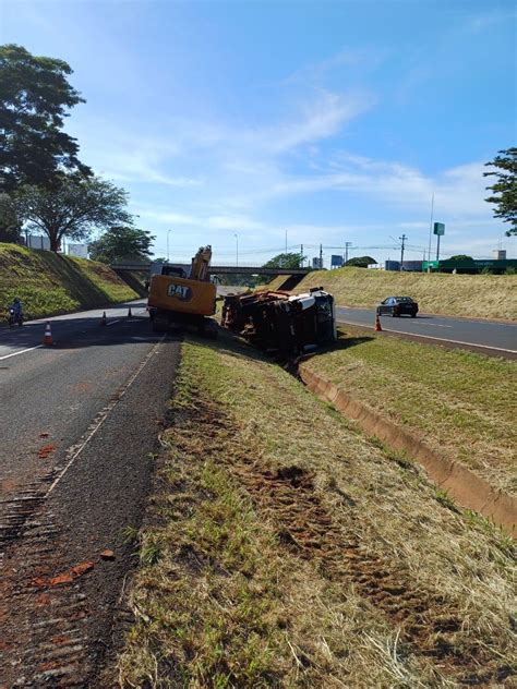 Carreta Bi Trem Perde Controle E Tomba Na Rodovia Euclides Da Cunha